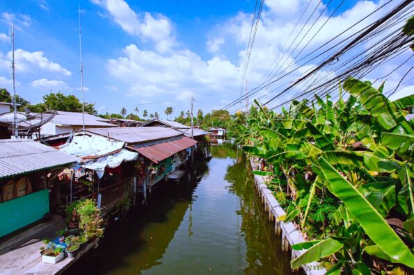 Talad Khlong Ratcha Montri and the community around it. 